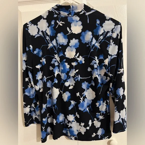 Calvin Klein Black Floral 3/4 Sleeve V Neck Top Size Small - Picture 2 of 3